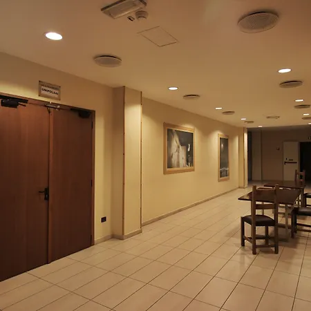 Majesty מלון בארי